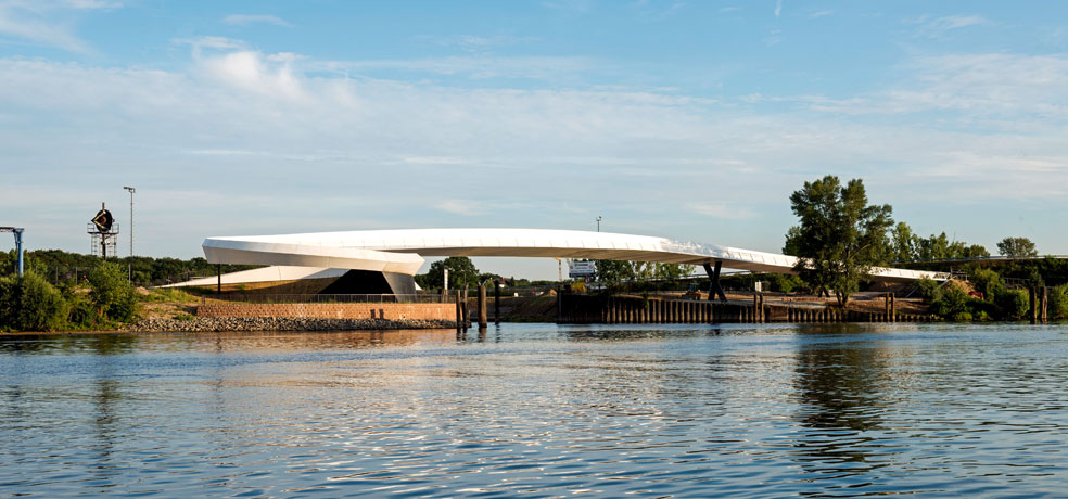 Ölhafenbrücke Tag