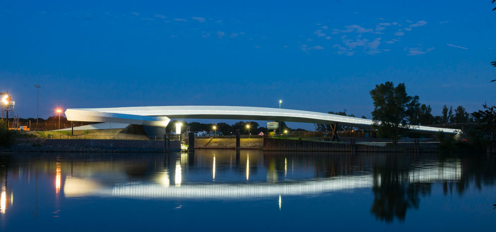 Ölhafenbrücke Nacht