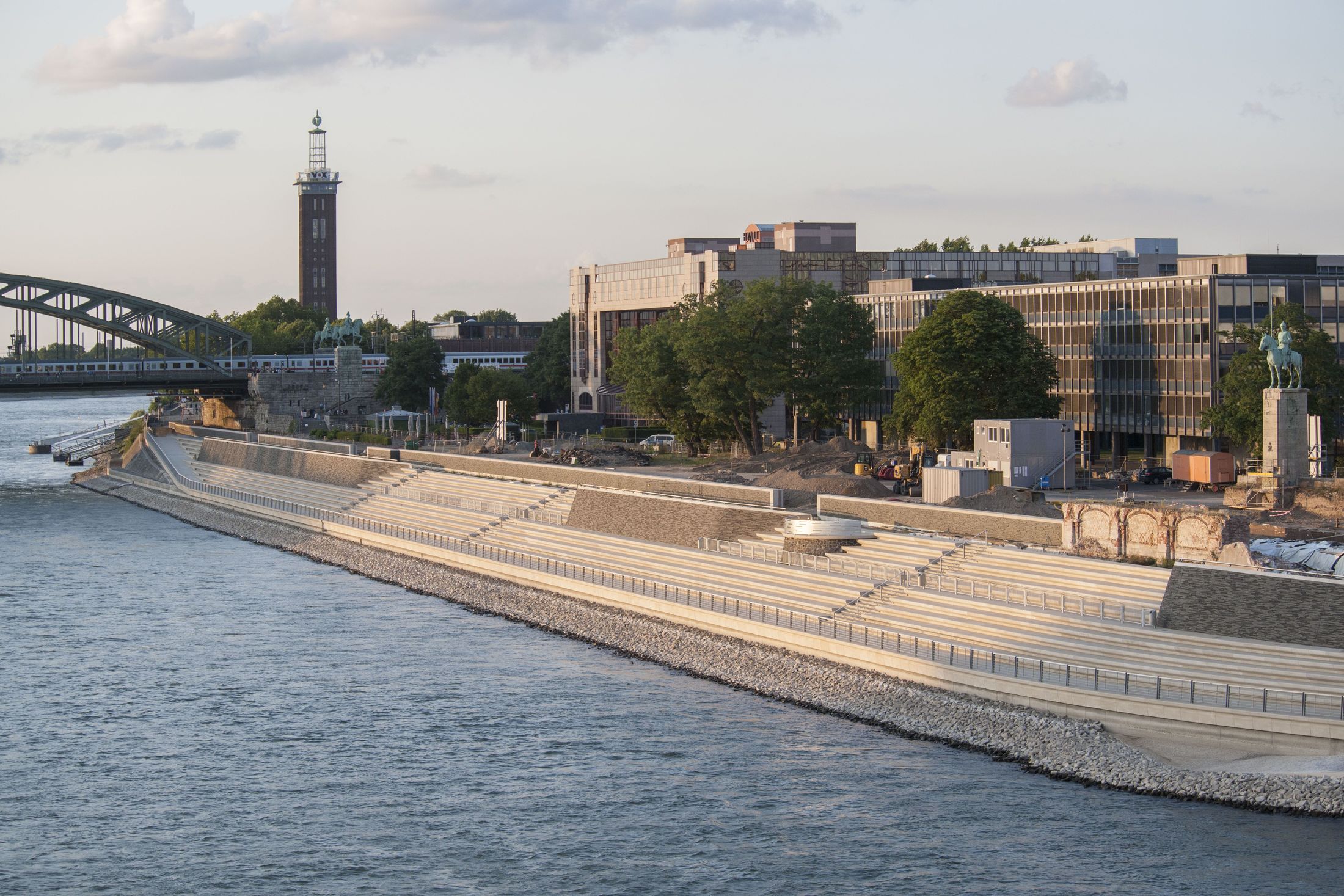 Rheinboulevard Köln Rhein 